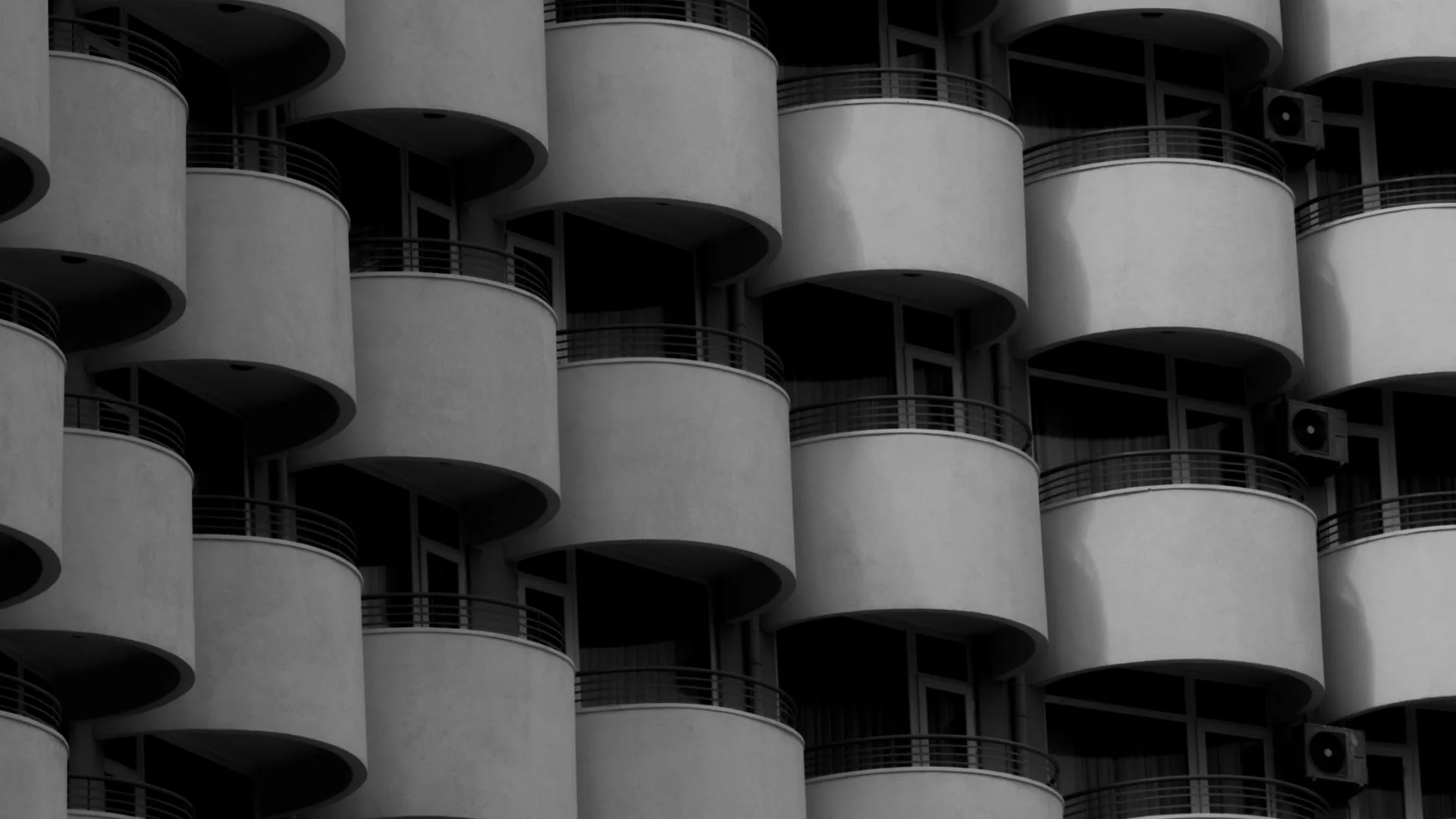 Fachada de edificio moderno y simétrico