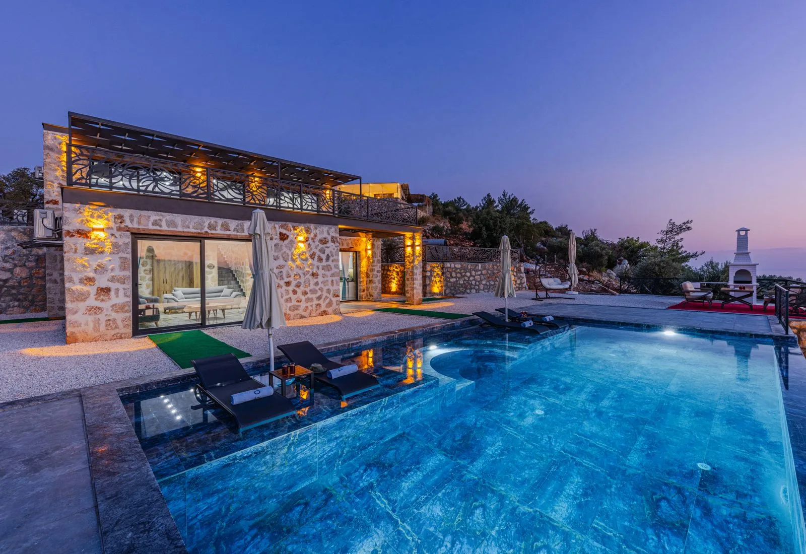 Villa junto al mar al atardecer